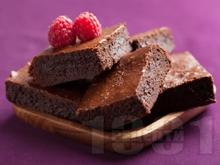 Лесен шоколадов сладкиш със сметана и малини - снимка на рецептата